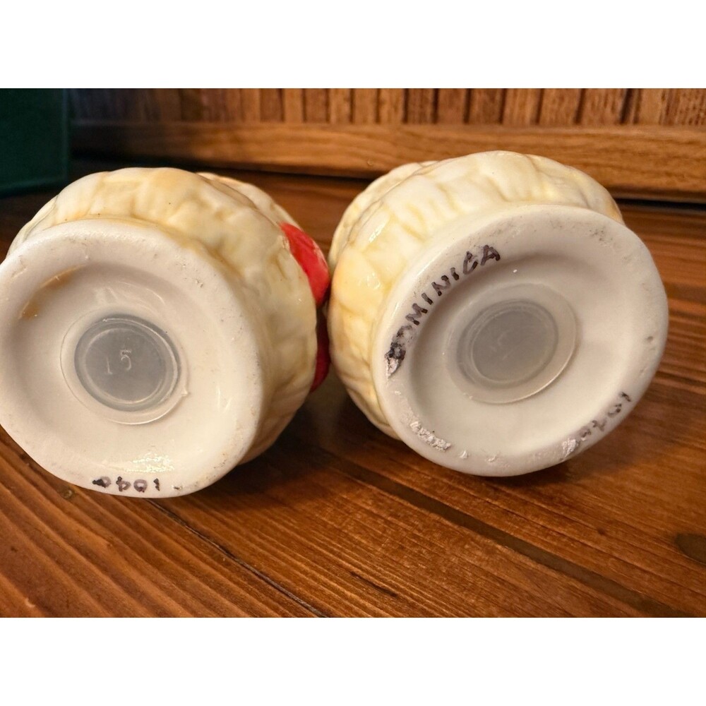 Vintage Strawberry Basket Salt Pepper Shakers Ceramic Dominica Cottagecore - Picture 7 of 7